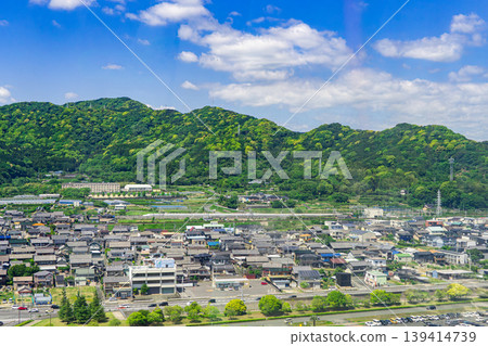 東海道新幹線穿過蒲郡(豐橋至三河安城)山區的景象。 東海道新幹線穿過蒲郡(豐橋至三河安城)山區的景象。 139414739