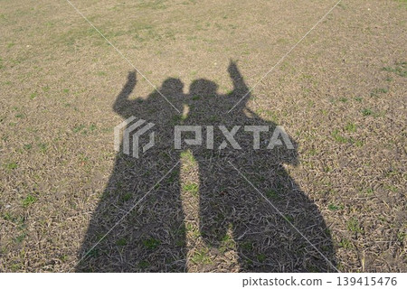 手牽手、擺姿勢的人們的影子 139415476