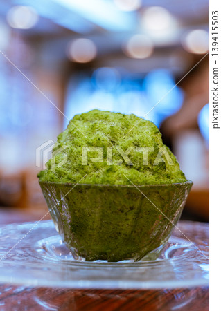 在安靜的咖啡館享用濃鬱的抹茶刨冰 在安靜的咖啡館享用濃鬱的抹茶刨冰 139415503