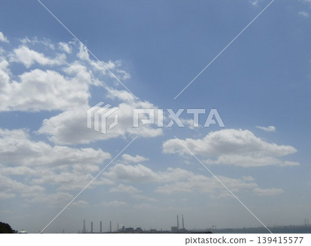 藍天和白色雲彩在Inage沿岸航行 藍天和白色雲彩在Inage沿岸航行 139415577