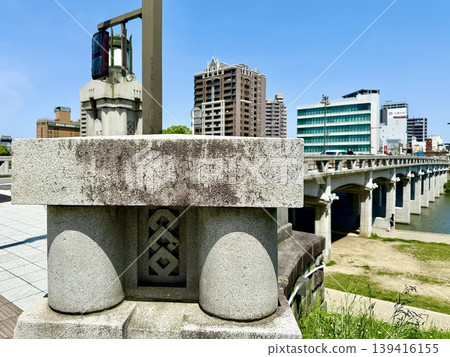 五月,岡崎市和戶野橋的城市景觀在湛藍天空的背景下,燈光璀璨,美不勝收。 (音川河畔綠地/愛知縣岡崎市) 五月,岡崎市和戶野橋的城市景觀在湛藍天空的背景下,燈光璀璨,美不勝收。 (音川河畔綠地/愛知縣岡崎市) 139416155