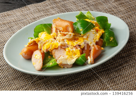 Stir-fried sausages, bell peppers, and eggs Stir-fried sausages, bell peppers, and eggs 139416256