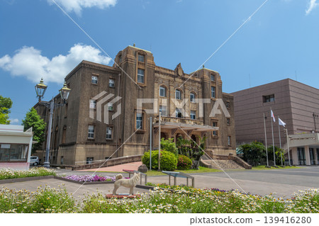 A view of Kagoshima City Central Community Center and Hozan Hall with white flowers in the foreground (Spring, Kagoshima City) A view of Kagoshima City Central Community Center and Hozan Hall with white flowers in the foreground (Spring, Kagoshima City) 139416280