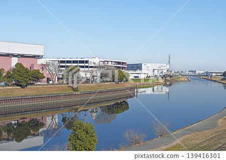 城市的寧靜倒映在水面上；在湛藍的天空下，一幅寧靜的景象徐徐展開，芝川水閘和物流倉庫構成了一幅靜謐的風景。 139416301