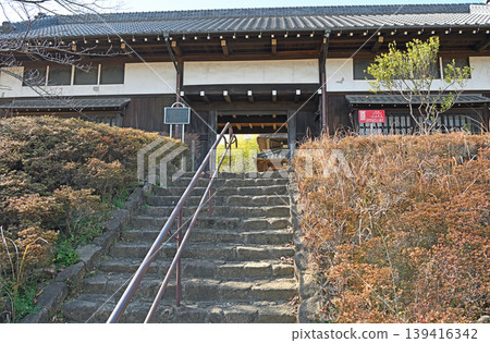 長長的門樓和石階訴說著歷史;早春時節,花園寧靜祥和,處處洋溢著日本傳統之美。 長長的門樓和石階訴說著歷史;早春時節,花園寧靜祥和,處處洋溢著日本傳統之美。 139416342