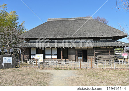 茅草屋頂讓人聯想到典型的日本風景;古老的房屋展現出傳統的美感,在藍天的映襯下顯得格外突出,籠罩在寧靜祥和之中。 茅草屋頂讓人聯想到典型的日本風景;古老的房屋展現出傳統的美感,在藍天的映襯下顯得格外突出,籠罩在寧靜祥和之中。 139416344