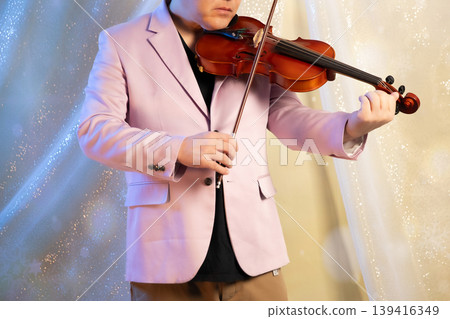 一名男子站著拉小提琴:正面視角 一名男子站著拉小提琴:正面視角 139416349
