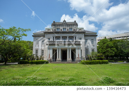 鹿兒島縣政府舊址(縣政府紀念館)外觀及草坪景色,該建築為註冊有形文化財產(鹿兒島市)。 鹿兒島縣政府舊址(縣政府紀念館)外觀及草坪景色,該建築為註冊有形文化財產(鹿兒島市)。 139416473