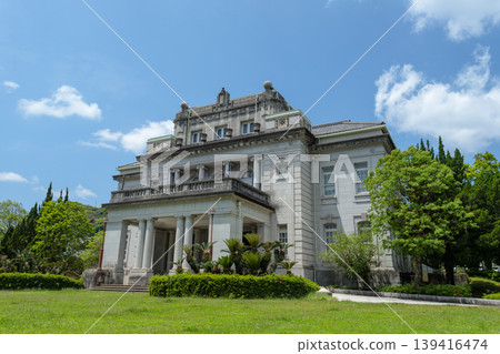 鹿兒島縣政府舊址(縣政府紀念館)外觀及草坪景色,該建築為註冊有形文化財產(鹿兒島市)。 鹿兒島縣政府舊址(縣政府紀念館)外觀及草坪景色,該建築為註冊有形文化財產(鹿兒島市)。 139416474