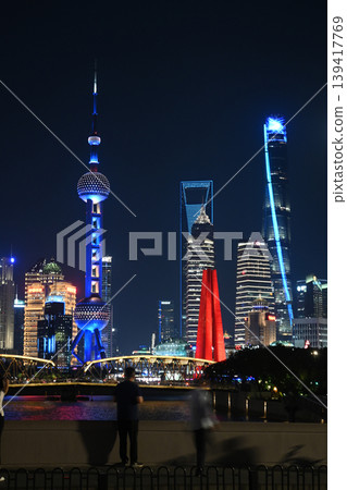 Shanghai night view: Oriental Pearl Tower and the skyscrapers of Lujiazui 139417769