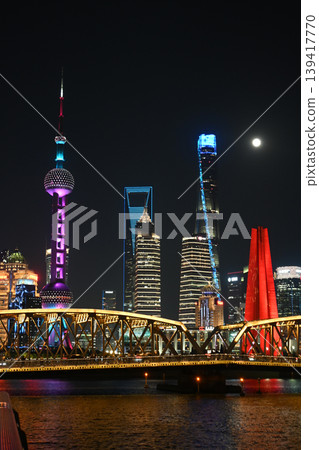 Shanghai night view: Oriental Pearl Tower and the skyscrapers of Lujiazui 139417770