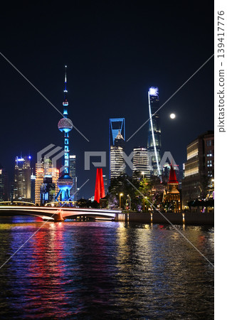 Shanghai night view: Oriental Pearl Tower and the skyscrapers of Lujiazui 139417776