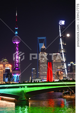 Shanghai night view: Oriental Pearl Tower and the skyscrapers of Lujiazui Shanghai night view: Oriental Pearl Tower and the skyscrapers of Lujiazui 139417778