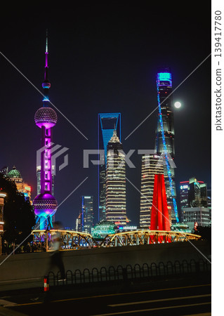 上海夜景：東方明珠塔與陸家嘴摩天大樓 139417780