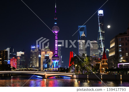 Shanghai night view: Oriental Pearl Tower and the skyscrapers of Lujiazui 139417793
