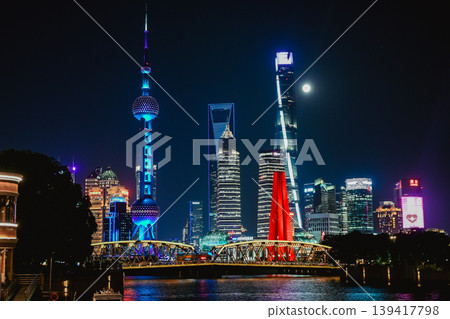 上海夜景:東方明珠塔與陸家嘴摩天大樓 上海夜景:東方明珠塔與陸家嘴摩天大樓 139417798