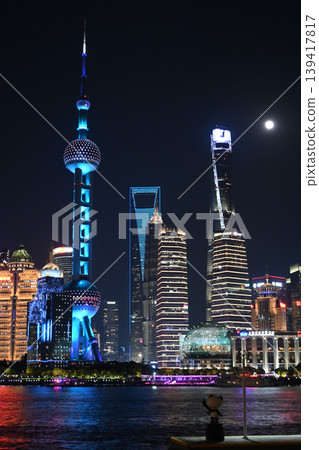 Shanghai night view: Oriental Pearl Tower and the skyscrapers of Lujiazui 139417817