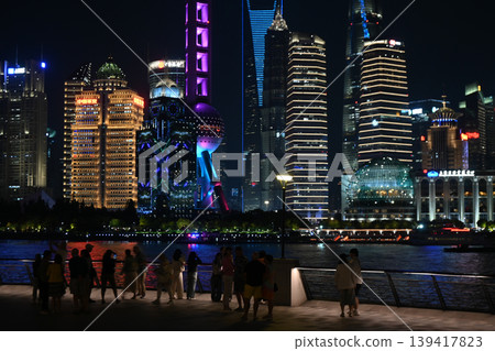 上海夜景：東方明珠塔與陸家嘴摩天大樓 139417823
