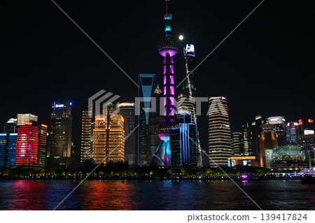 Shanghai night view: Oriental Pearl Tower and the skyscrapers of Lujiazui 139417824