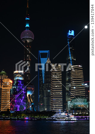 上海夜景:東方明珠塔與陸家嘴摩天大樓 上海夜景:東方明珠塔與陸家嘴摩天大樓 139417844