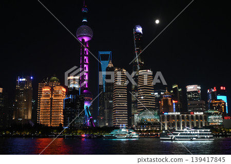 上海夜景:東方明珠塔與陸家嘴摩天大樓 上海夜景:東方明珠塔與陸家嘴摩天大樓 139417845