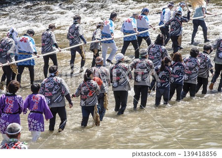 First ceremonies of the timber hauling, river hauling, shrine relocation ceremony, official timber hauling, Reiwa era timber hauling, timber hauling ceremony, Jingu Shikinen Sengu (periodic rebuilding of the shrine). 139418856