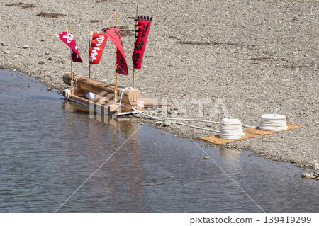儀式船和五十鈴川的景色;第一次拔木儀式;拔河;神社搬遷儀式;拔官木;令和時代的拔木儀式;拔木儀式;伊勢神宮的式年重建。 儀式船和五十鈴川的景色;第一次拔木儀式;拔河;神社搬遷儀式;拔官木;令和時代的拔木儀式;拔木儀式;伊勢神宮的式年重建。 139419299