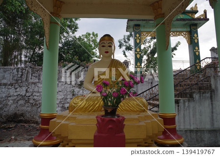 緬甸毛淡棉的佛教寺廟 緬甸毛淡棉的佛教寺廟 139419767