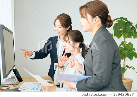 三位日本女性專業人士在辦公室裡一起工作,看著電腦螢幕,展現出團隊合作精神。 三位日本女性專業人士在辦公室裡一起工作,看著電腦螢幕,展現出團隊合作精神。 139420657