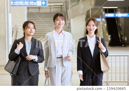 三個身著職業套裝的年輕女子走過火車站——通勤場景——新員工——求職畫面 三個身著職業套裝的年輕女子走過火車站——通勤場景——新員工——求職畫面 139420665