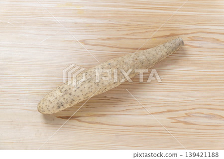 一種根莖類蔬菜，屬於山藥的一種，還帶著土壤。 139421188