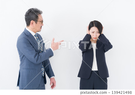 Businessmen fighting 139421498