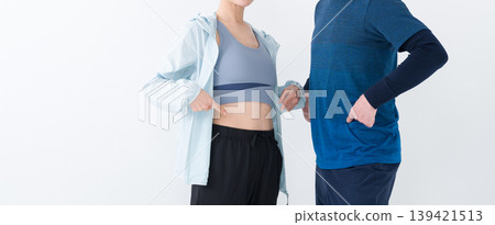 A middle-aged couple wearing sportswear A middle-aged couple wearing sportswear 139421513