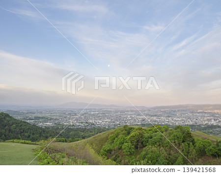 The awakening of the ancient capital, the hopeful morning sky viewed from Mount Wakakusa The awakening of the ancient capital, the hopeful morning sky viewed from Mount Wakakusa 139421568