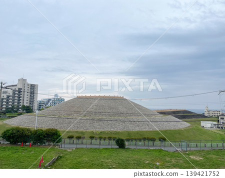 The Kotsubo Kofun burial mound and the landscape of ancient ruins remaining in a residential area (Tarumi Ward, Kobe City) 139421752
