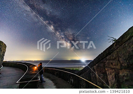 從北海道禮文花海灘欣賞到的夢幻般的銀河夜景。 從北海道禮文花海灘欣賞到的夢幻般的銀河夜景。 139421810