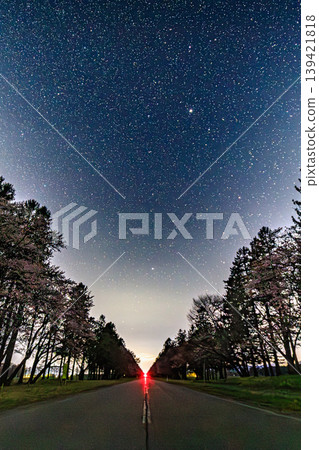 北海道-二重軒道路兩旁櫻花盛開,夜空繁星點點。 北海道-二重軒道路兩旁櫻花盛開,夜空繁星點點。 139421818