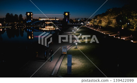 富贛運河關水公園夜景:燈光璀璨的天門橋和運河沿岸的步道。 富贛運河關水公園夜景:燈光璀璨的天門橋和運河沿岸的步道。 139422099