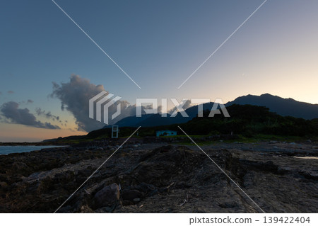屋久島,海上阿爾卑斯山:春田海岸和山脈,傍晚景色(夏季) 屋久島,海上阿爾卑斯山:春田海岸和山脈,傍晚景色(夏季) 139422404