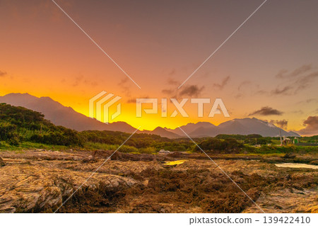 屋久島,海上阿爾卑斯山:春田海岸和山脈,傍晚景色(夏季) 屋久島,海上阿爾卑斯山:春田海岸和山脈,傍晚景色(夏季) 139422410