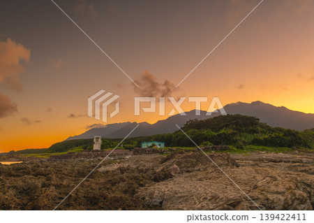 屋久島,海上阿爾卑斯山:春田海岸和山脈,傍晚景色(夏季) 屋久島,海上阿爾卑斯山:春田海岸和山脈,傍晚景色(夏季) 139422411