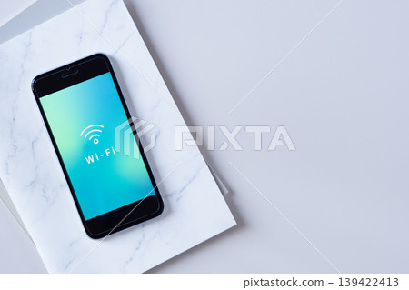 桌面上放置的智慧型手機螢幕上顯示著免費Wi-Fi資訊。 (原圖) 桌面上放置的智慧型手機螢幕上顯示著免費Wi-Fi資訊。 (原圖) 139422413