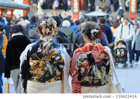 一個穿著和服的女人、一個穿長袖和服的女人、一個穿著新年服裝的女人的後視圖 一個穿著和服的女人、一個穿長袖和服的女人、一個穿著新年服裝的女人的後視圖 139422414