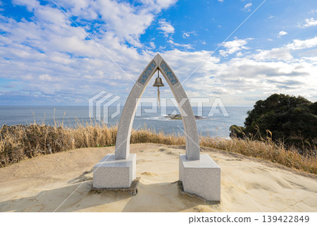 宇原理想村的鐘和俯瞰太平洋的海岸景觀(千葉縣勝浦市) 宇原理想村的鐘和俯瞰太平洋的海岸景觀(千葉縣勝浦市) 139422849