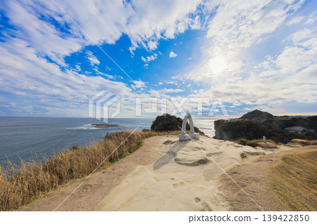 宇原理想村的鐘和俯瞰太平洋的海岸景觀(千葉縣勝浦市) 宇原理想村的鐘和俯瞰太平洋的海岸景觀(千葉縣勝浦市) 139422850