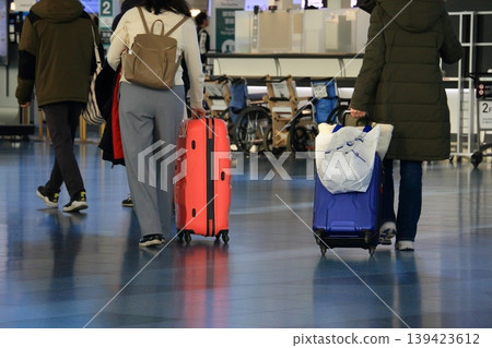 前往羽田機場國際航廈國際櫃檯的國際旅客 前往羽田機場國際航廈國際櫃檯的國際旅客 139423612