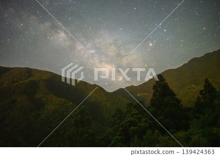 屋久島,海洋阿爾卑斯山:杉木山與銀河(夏季) 屋久島,海洋阿爾卑斯山:杉木山與銀河(夏季) 139424363