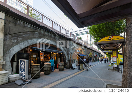 位於鐵路軌道下方的商店,緊鄰東京車站。 位於鐵路軌道下方的商店,緊鄰東京車站。 139424620