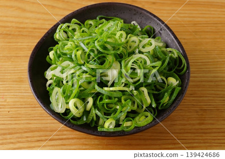 Chopped green onions (ingredients) Chopped green onions (ingredients) 139424686