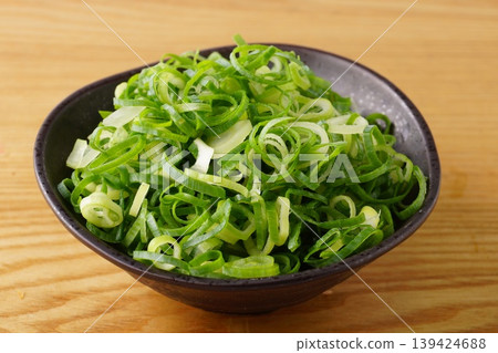 Chopped green onions (ingredients) Chopped green onions (ingredients) 139424688